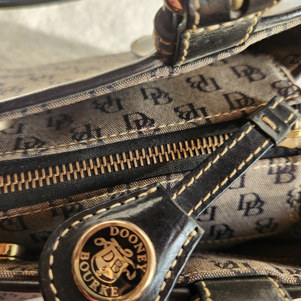 DOONEY & BOURKE HANDBAG - Picture 2 of 8